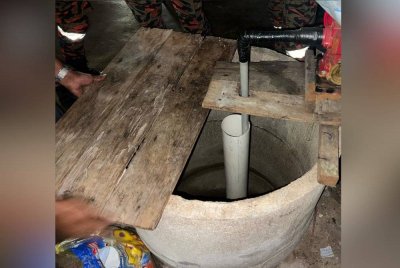 Mangsa dipercayai cuba mengambil barang dan memijak kepingan papan yang telah reput di atas telaga. Foto JBPM