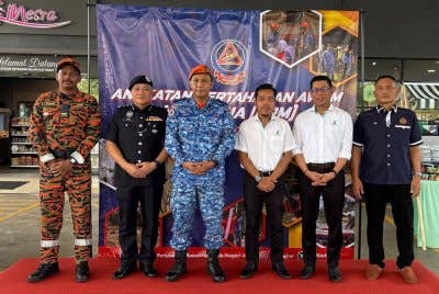 Kamal (tiga dari kiri) bergambar bersama wakil agensi terlibat dalam program Op Prihatin APM, pada Rabu.