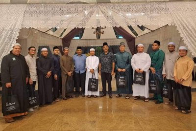 AMRAN (enam dari kanan) ketika program moreh bersama pegawai Masjid Al Madaniah USJ 18 di sebuah hotel di Shah Alam baru-baru ini. 