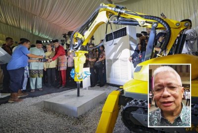 Perdana Menteri, Datuk Seri Anwar Ibrahim (dua kiri) melakukan gimik Majlis Pecah Tanah Pembinaan Masjid Madani milik Kumpulan Jakel di Jalan Masjid India, Kuala Lumpur pada Khamis. (Gambar kecil: Hussamuddin)