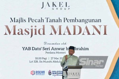 Anwar berucap Majlis Pecah Tanah Pembangunan Masjid Madani di Jalan Munshi Abdullah, Kuala Lumpur pada Khamis.