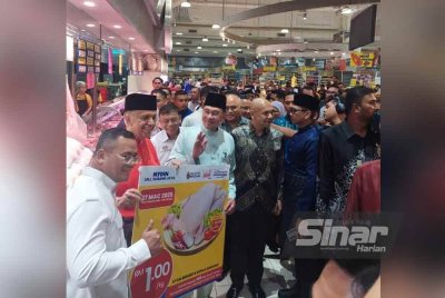 Anwar (tiga dari kiri) meninjau harga ayam yang dijual dengan harga RM1 sekilogram sempena kehadirannya di Mydin USJ, Subang Jaya, pada Khamis.