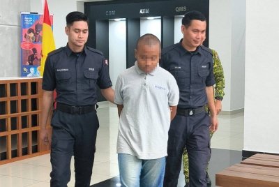 Muhamad Adam yang kini ditahan di Pusat Koreksional Puncak Alam, dibawa ke Mahkamah Sesyen Ampang pada Khamis, bagi sebutan kes seksual terhadap kanak-kanak perempuan berusia 10 tahun di masjid dekat Batang Kali bulan lalu.