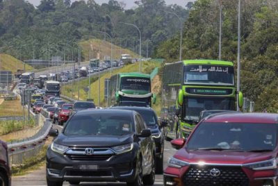 Bilangan kenderaan bertambah di sepanjang laluan Gua Musang-Kota Bharu, terutamanya melibatkan kenderaan memasuki Kelantan. Gambar hiasan