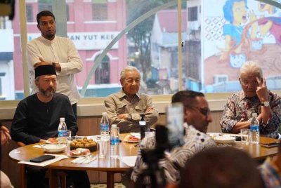 Hamzah (duduk, kanan) bersama Dr Mahathir (tengah) serta sebilangan lagi pemimpin PN dan pembangkang tekun mendengar sesi taklimat berkenaan cadangan penggubalan RUU PSB.