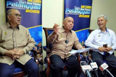 Saarani (tengah) ketika sidang media Program Mesra Hari Bertemu Pelanggan Kerajaan Negeri Perak di Dewan Merdeka Tapah di sini pada Khamis.