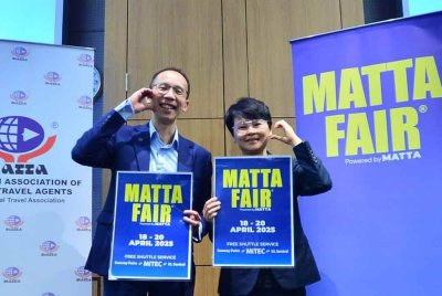 Nigel (kiri) dan Kora (kanan) bergambar selepas sidang akhbar di MITEC di sini pada Khamis.