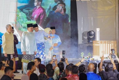 Anwar (tiga, kiri) melihat replika Masjid Madani pada Majlis Pecah Tanah Pembinaan Masjid Madani milik Kumpulan Jakel di Jalan Masjid India, Kuala Lumpur pada Khamis. Foto Bernama