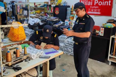 Penguatkuasa KPDN terlibat menjalankan pemeriksaan premis pada Kita Gempur-Ops Pantau 2025.