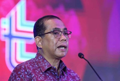 Mohamed Khaled berucap pada Majlis Pengumuman Pengagihan Dividen Lembaga Tabung Angkatan Tentera (LTAT) 2024 pada Khamis. Foto Bernama