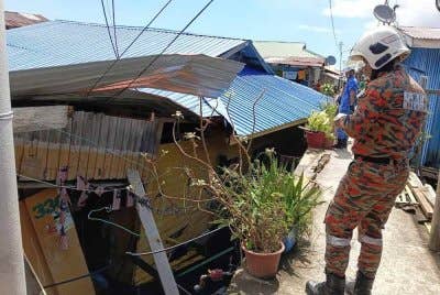 Pasukan bomba membuat pemantauan selepas menerima aduan terdapat dua rumah roboh di perkampungan atas air di Kampung Sim-Sim, Sandakan.