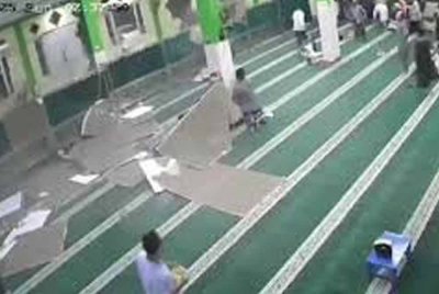 Insiden siling jatuh menyebabkan beberapa jemaah wanita cedera di masjid di Bekasi, Jawa Barat, Indonesia. - Agensi