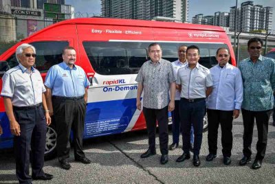 Amir Hamzah (dua, kiri), bersama Anthony (lima, kanan), bergambar selepas Sidang Media Tinjauan Operasi Perkhidmatan Rapid KL On-Demand di Depoh Rapid Bus Maluri, pada Khamis. Foto Bernama