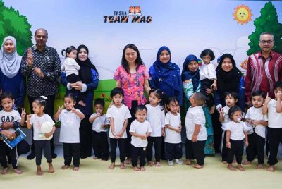 Hannah (lima dari kiri) bergambar bersama kanak-kanak ketika Majlis Perasmian Taska Team MAS di Institut Sukan Negara (ISN) Bukit Jalil pada Khamis. Foto Bernama