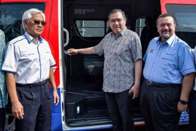 Anthony (dua, kanan) bersama Amir Hamzah (kanan) melakukan gimik memperkenalkan mod pembayaran baharu pada Sidang Media Tinjauan Operasi Perkhidmatan Rapid KL On-Demand di Depoh Rapid Bus Maluri pada Khamis. Foto Bernama