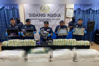 Kastam Perlis gagalkan cubaan menyeludup dadah jenis methamphetamine semasa melakukan rondaan laut di kawasan perairan Kuala Perlis. Foto Bernama