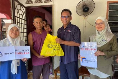 Mohamad Kelana (tiga dari kiri) menyampaikan sumbangan kepada bapa Tengku Aliff Daniel.