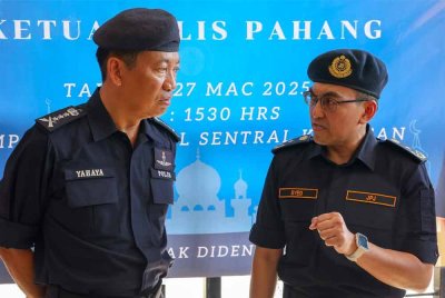 Ketua Polis Pahang, Datuk Seri Yahaya Othman bersama Pengarah Jabatan Pengangkutan Jalan (JPJ) negeri, Syed Ahmad Khirulanwar Alyahya Syed Abdul Rahman (kanan) pada Program High Profile Policing sempena cuti Hari Raya Aidilfitri di Terminal Sentral pada Khamis. Foto Bernama