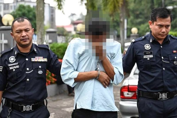 Seorang pensyarah di sebuah institut kemahiran didakwa di Mahkamah Sesyen Kemaman atas lapan pertuduhan melakukan hubungan seks menggunakan objek dan persetubuhan luar tabii terhadap dua pelajarnya tahun lepas. Foto Bernama