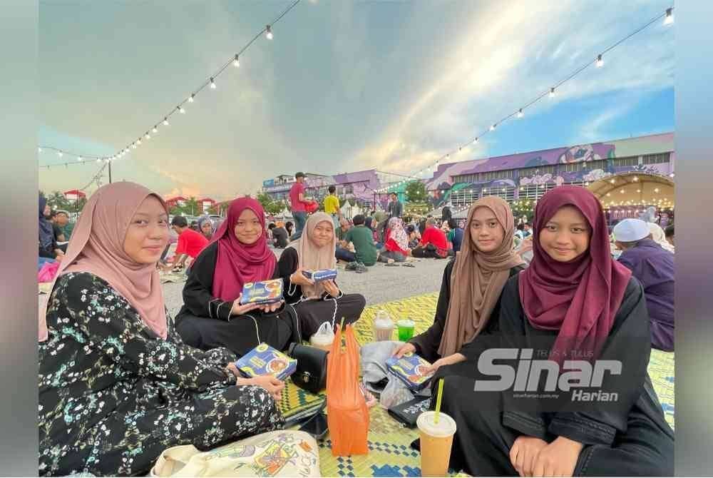 Nona Nur Zara (kanan) bersama empat rakannya teruja menyertai Iftar Ala Madinah @Karangkraf buat kali pertama.