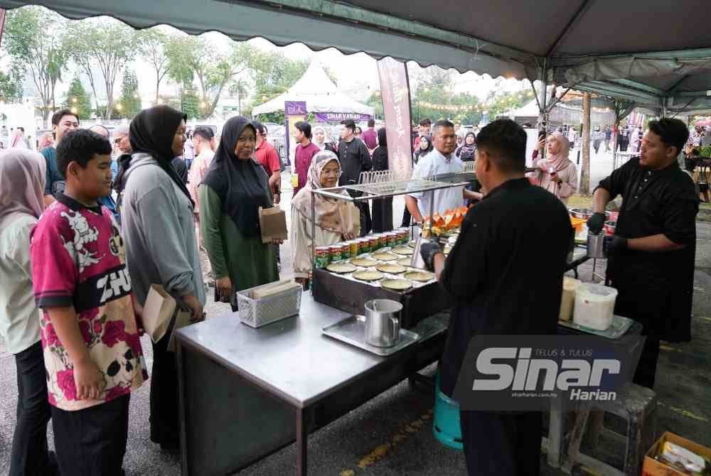 Pengunjung dihidangkan dengan 2,000 keping apam balik percuma.