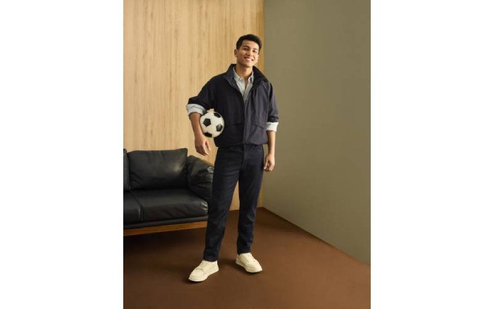 Sebagai seorang atlet, Haziq memilih EZY Jeans kerana mementingkan keselesaan dan berpenampilan menarik.