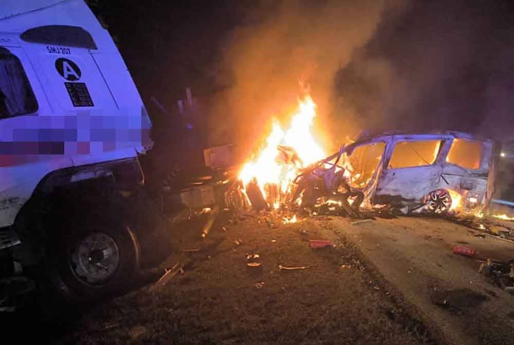Nahas membabitkan empat kenderaan di kilometer 58.1, Lebuhraya Utara Selatan arah selatan pada malam Khamis.- Foto Bomba