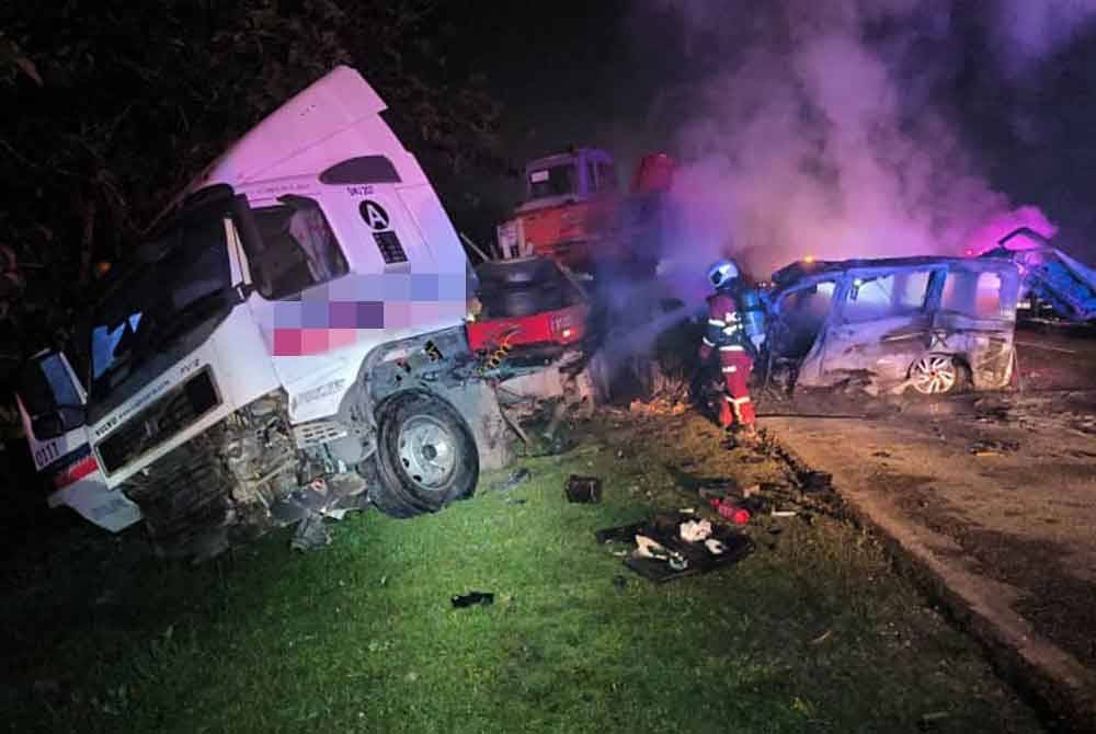 Nahas membabitkan empat kenderaan di kilometer 58.1, Lebuhraya Utara Selatan arah selatan pada malam Khamis.- Foto Bomba