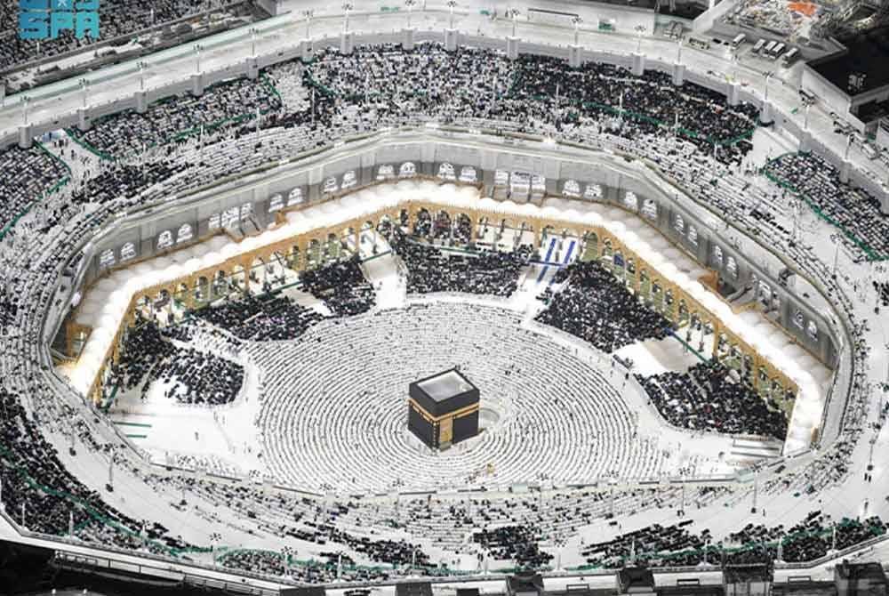 Umat Islam dari seluruh dunia memenuhi segenap ruang di Masjidil Haram yang dianggarkan menerima jumlah jemaah seramai 4.2 juta orang pada malam Rabu. - Gambar Reuters