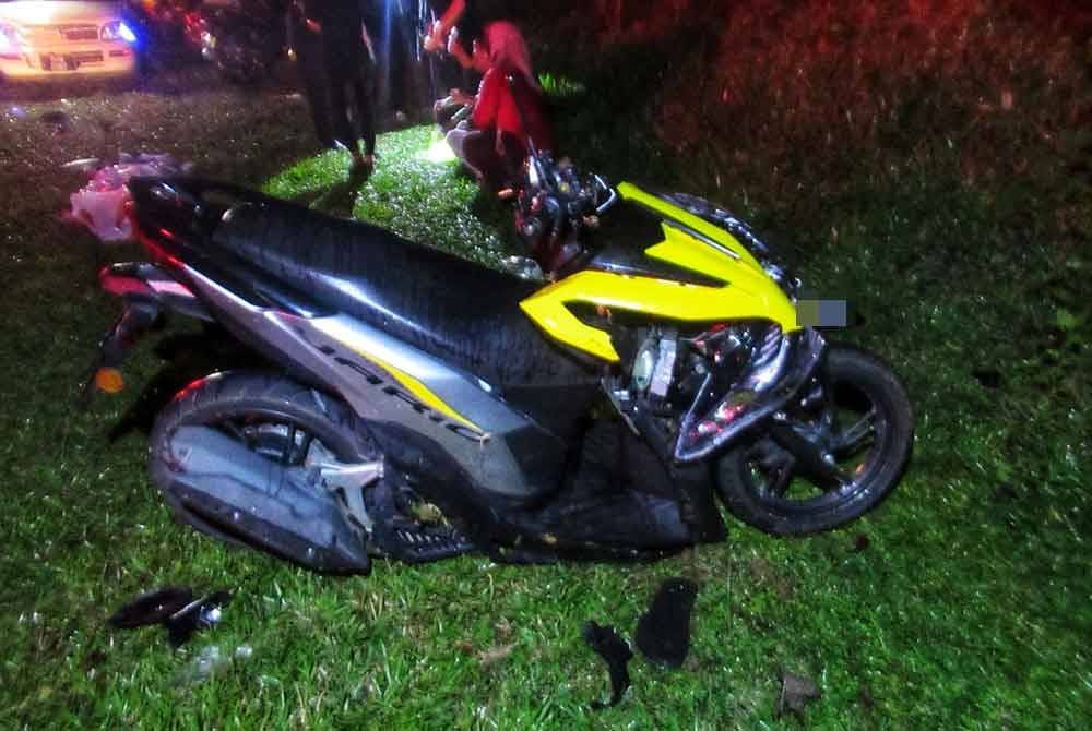 Keadaan motosikal ditunggang mangsa remuk. Foto ihsan PDRM