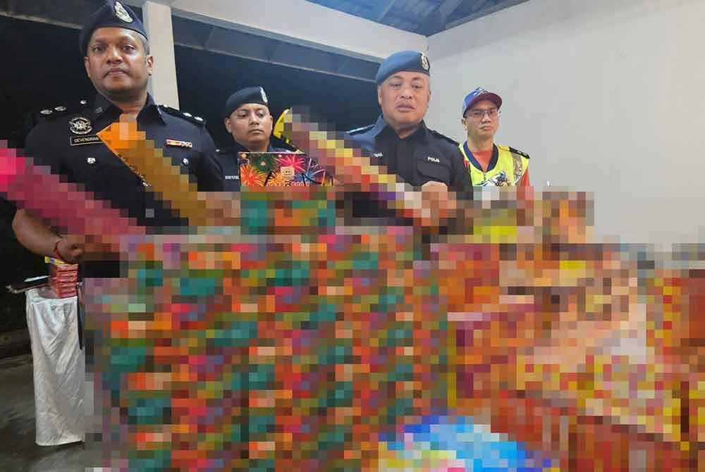 Abang Zainal Abidin (tengah) menunjukkan rampasan mercun yang dubuat melibatkan dua premis yang gagal mematuhi penjualan permit di Klebang dan Khantan.