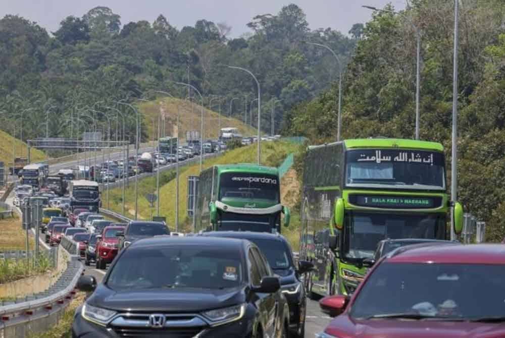 Aliran trafik di beberapa jalan utama Persekutuan di jajahan Gua Musang dilaporkan sesak sehingga jam 9 pagi ini, berikutan orang ramai mula pulang bagi menyambut Aidilfitri. Foto Bernama