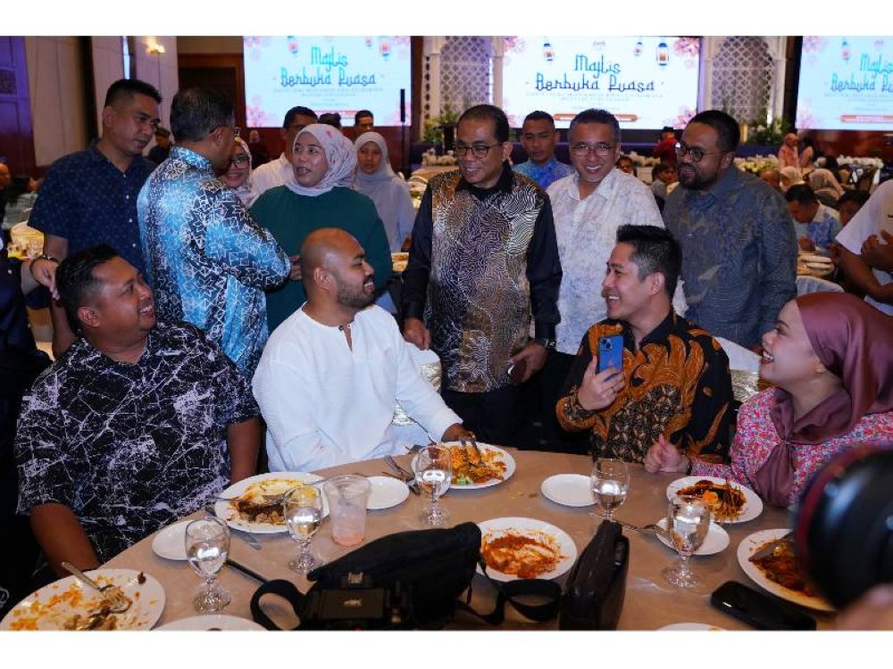 Mohamed Khaled beramah mesra bersama petugas media yang hadir ke Majlis Berbuka Puasa Menteri Pertahanan Bersama Media di sebuah hotel di sini pada Selasa.