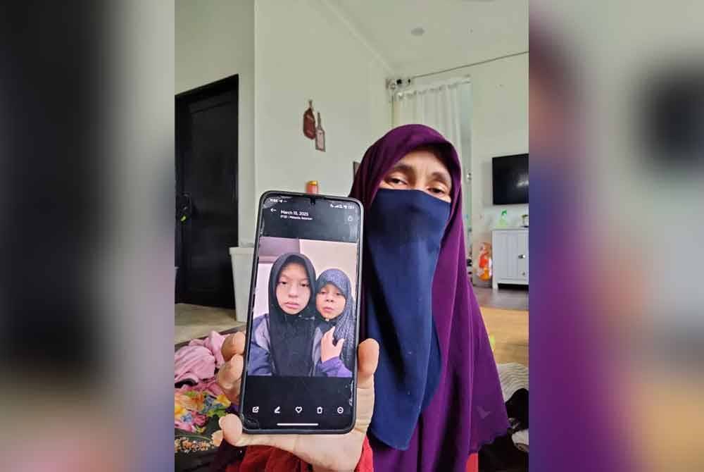 Haryani menunjukkan gambar Ana Sufiyyah (kiri).