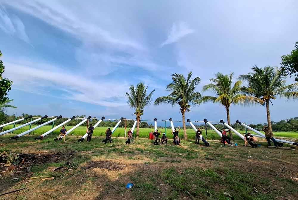 Pasukan Kabu, kendalian Mohd Yusry melakukan persiapan akhir bagi aktiviti permainan meriam yang akan berlangsung pada malam raya Aidilfitri ini.