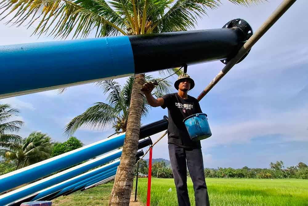 Ahli pasukan masing-masing sibuk membuat persiapan akhir dengan melakukan cat semula pada batang meriam besi.