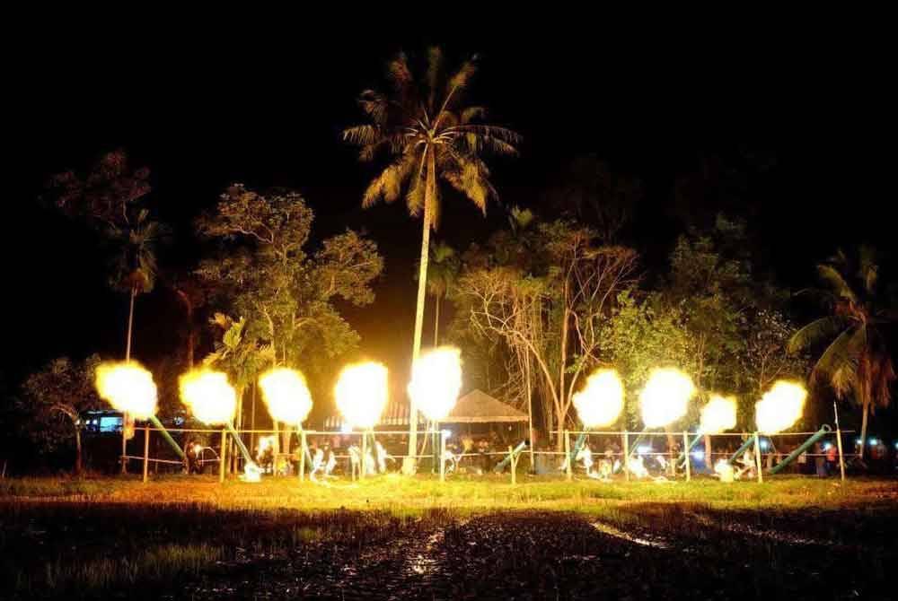 Perkongsian di media sosial keunikan aktiviti permainan meriam besi di Kampung Talang. - Foto media sosial