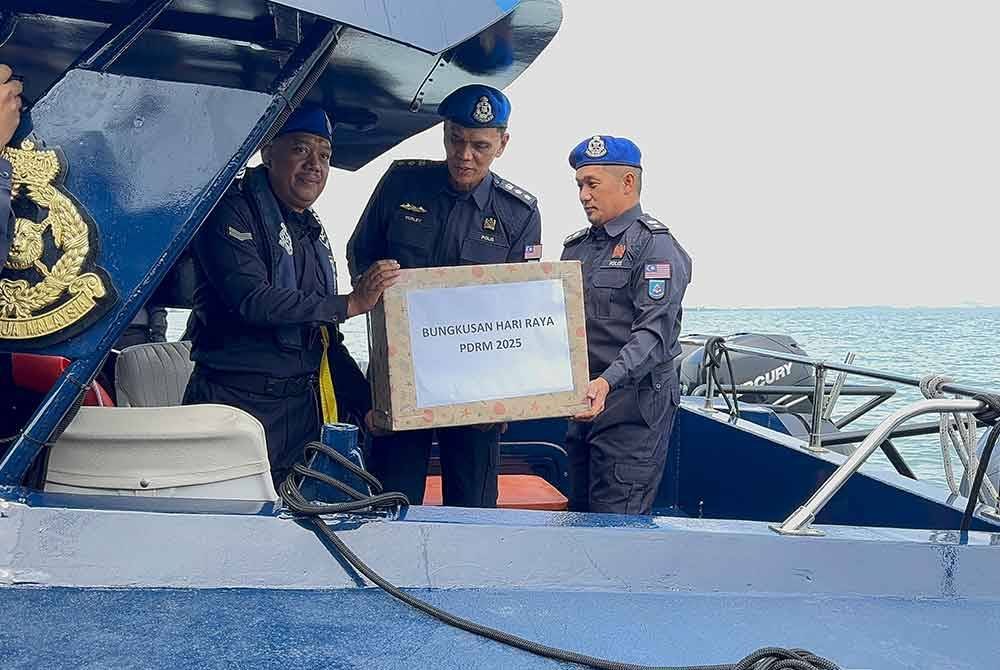 Bungkusan kuih raya diedarkan kepada semua anggota dan pegawai di Wilayah 1.