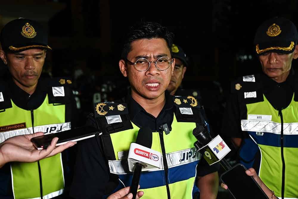 Zamri Samion (tengah).