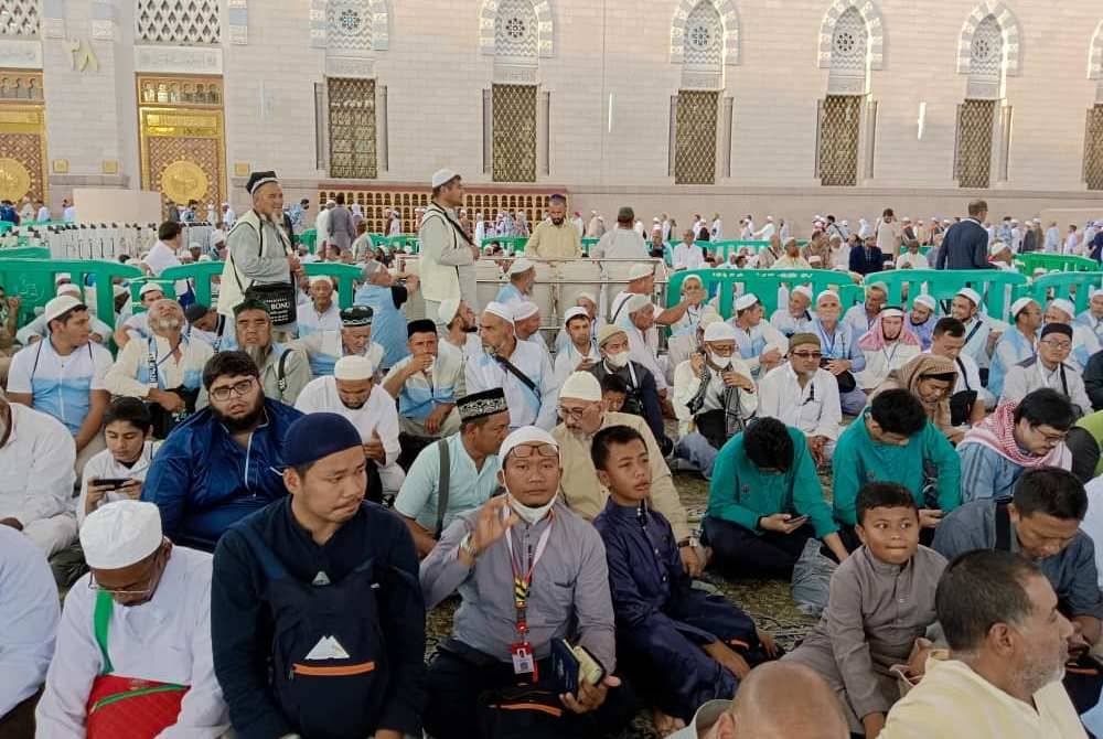 JEMAAH yang mahu melawat Raudhah di Masjid Nabawi perlu melepasi kawalan ketat pihak berkuasa tempatan yang tegas mengawal keadaan di kawasan tersebut.