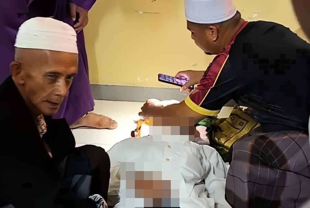 Seorang jemaah lelaki di Masjid As-Solihin Mukim Padang Mokkan di Kota Bharu meninggal dunia selepas selesai mengerjakan solat sunat dan menunggu untuk solat Isyak dan tarawih pada malam Jumaat, 27 Ramadan.