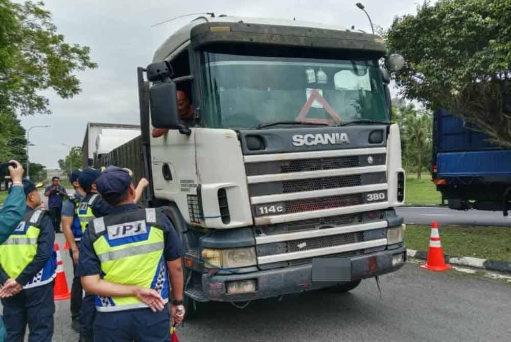 Antara kenderaan yang diperiksa dalam operasi khas sempena Hari Raya Aidilfitri (HRA) 2025 oleh Jabatan Pengangkutan Jalan (JPJ) Selangor di Hentian Rehat dan Rawat Dengkil arah selatan di sini pada Jumaat.