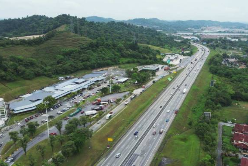 Pihak polis telah meningkatkan kawalan dan pemantauan lalu lintas bagi memastikan kelancaran perjalanan, khususnya di laluan utama. - Gambar PLUS