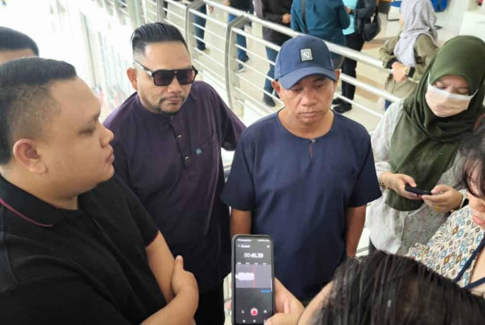 Mohd Azminizam (dua dari kanan) dan Ahmad Shamsuridan (kiri) yang dihina, dicederakan dan diugut kerana berpuasa pada 2021 bersyukur kerana Mahkamah Majistret Klang pada Jumaat menjatuhkan hukuman penjara enam tahun 10 bulan serta denda RM22,000 terhadap bekas majikan mereka.