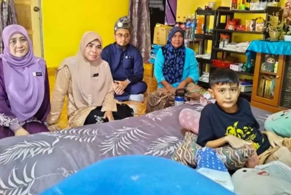 Guru-guru SK Sungai Embak datang melawatnya Ahmad Rizki di rumahnya.