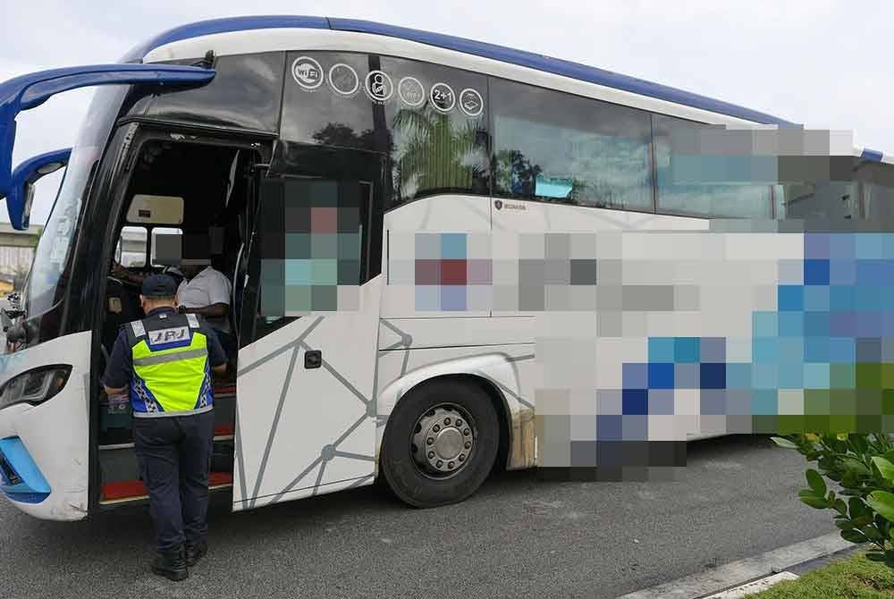 Pegawai penguatkuasa Jabatan Pengangkutan Jalan (JPJ) melakukan pemeriksaan pada bas ketika Operasi Khas Hari Raya Aidilfitri di Plaza Tol Sungai Besi pada Jumaat. Foto Bernama