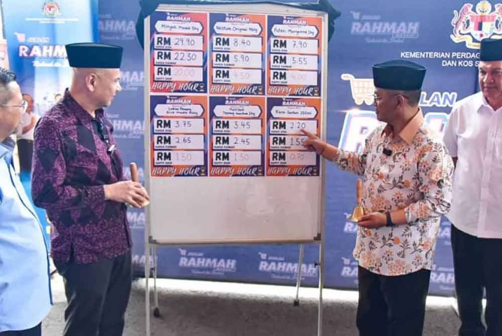 Armizan (dua dari kiri) ketika menyempurnakan sesi Happy Hour pada program Jualan Rahmah di Papar.