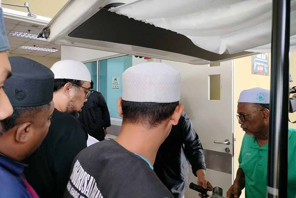 Jenazah dibawa untuk dikebumikan di Tanah Perkuburan Islam Makam Dagang, Kampung Makam Kota Tinggi.