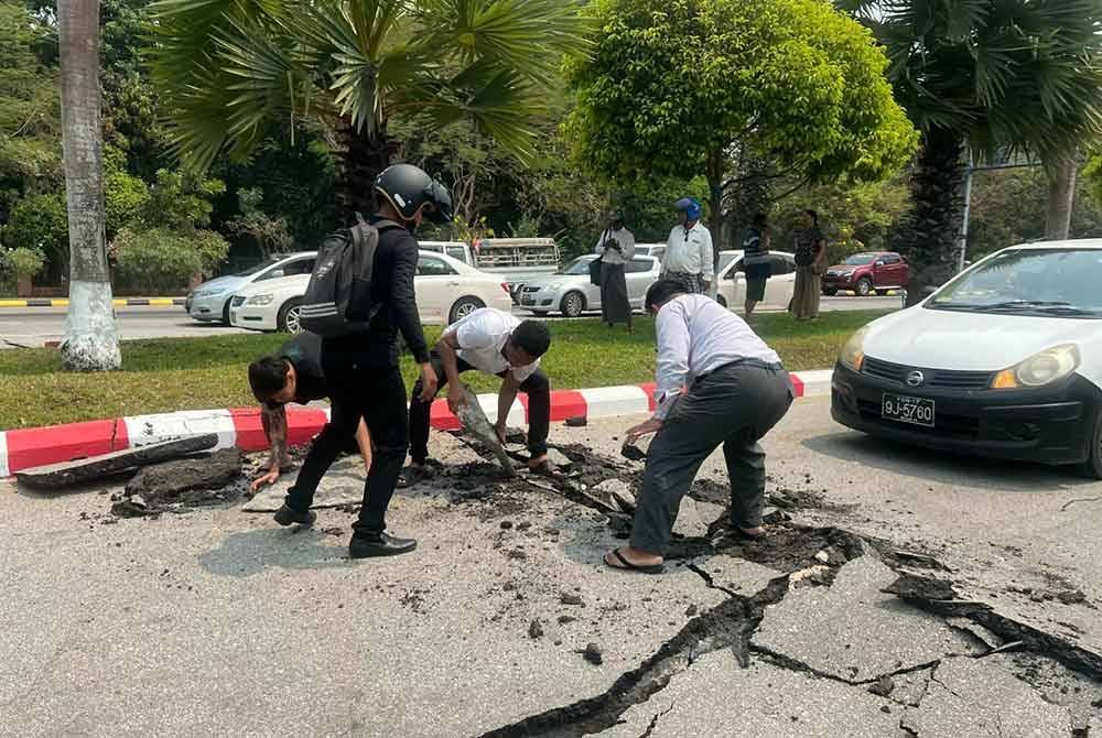 Gempa bumi kuat berukuran 7.7 magnitud melanda Myanmar pada tengah hari Jumaat.
