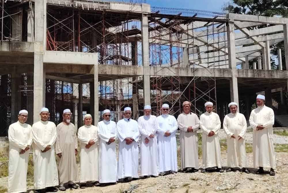 Ahli Jawatankuasa Masjid Mahmudi Mukim Kangkong berada di hadapan masjid itu yang kini dalam pembinaan.